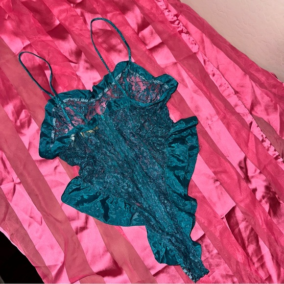 Vintage Victoria’s Secret Gold Label Completely Lace Elegant Ruffle Bodysuit - Picture 8 of 16